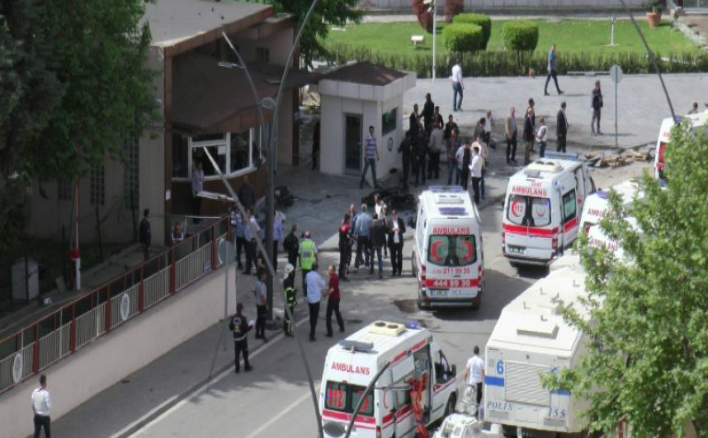 Atac cu maşină bombă împotriva sediului poliţiei dn Ganziatep, în sudul Turciei (Captură video)
