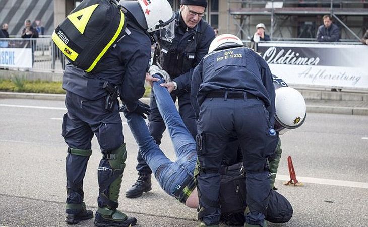 Manifestant arestat de poliţie în timpul unui protest pro-refugiaţi în Stuttgart, Germania, 30 aprilie 2016. (Captură Foto)