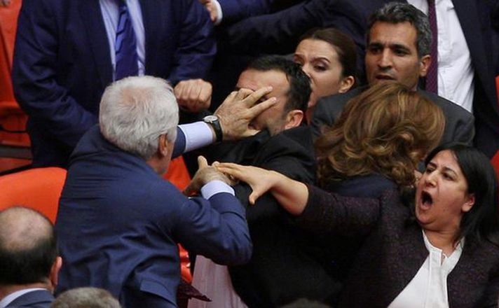 Încăierare între legiuitorii AKP şi HDP în Parlamentul turc. (Captură Foto)
