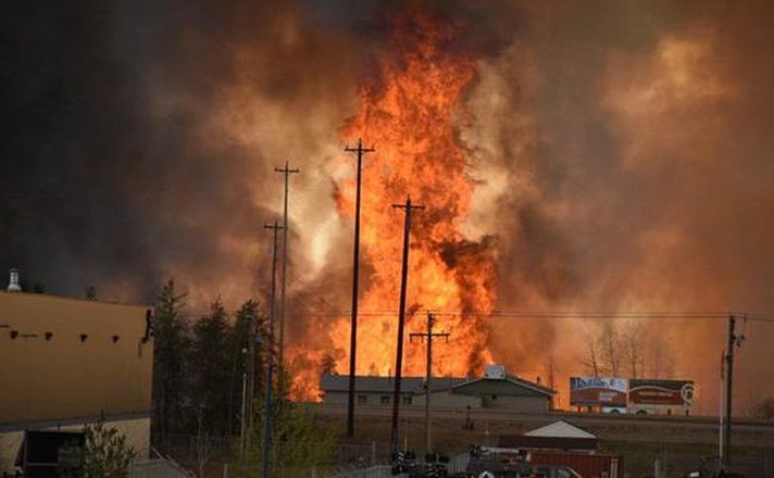 Flăcări puternice cuprind o zonă industrială situată la sud de oraşul Fort McMurray, provincia canadiană Alberta, 3 mai 2016.