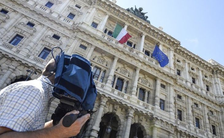 Un cameraman filmează în faţa Curţii de Casaţie din centrul Romei, 30 iulie 2013.