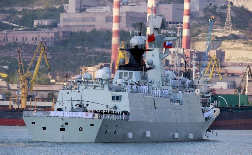 Fregata chineză dotată cu rachete Linyi în timpul deschiderii exerciţiului maritim ruso-chinez “Naval Interaction–2015”. (Captură Foto)