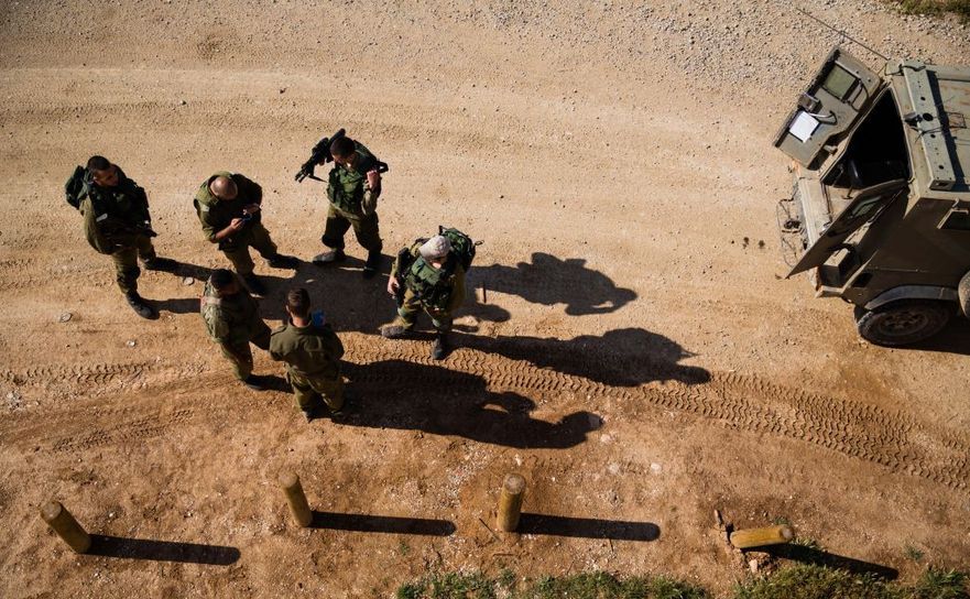 Soldaţii israelieni patrulează în apropiere de centrul Fâşiei Gaza, 13 aprilie 2016.