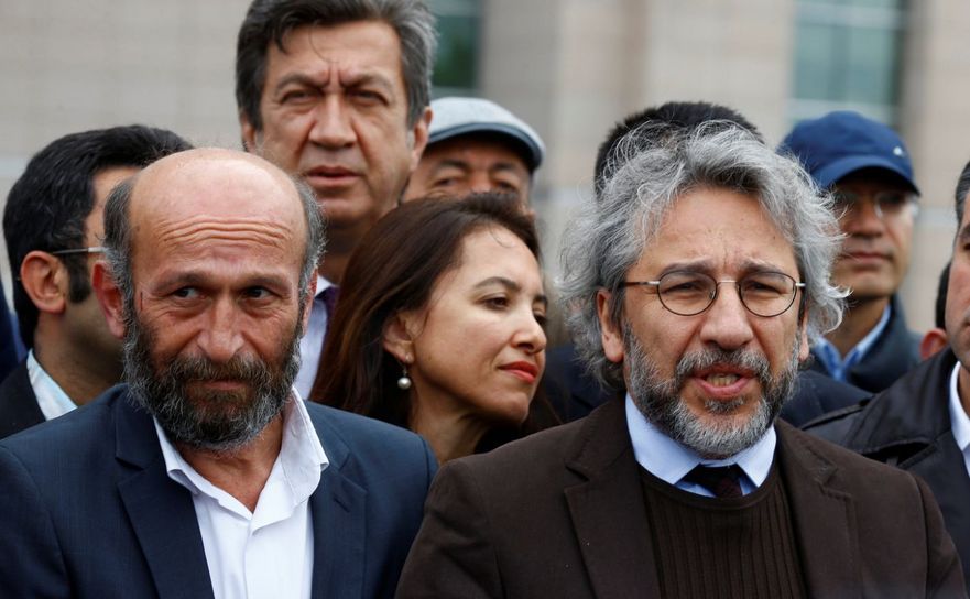 Can Dundar (dr), redactor şef al ziarului Cumhuriyet şi şeful biroului ziarului din Ankara, Erdem Gul, sosesc la Palatul Justiţiei din Istanbul, 6 mai 2016, Turcia.