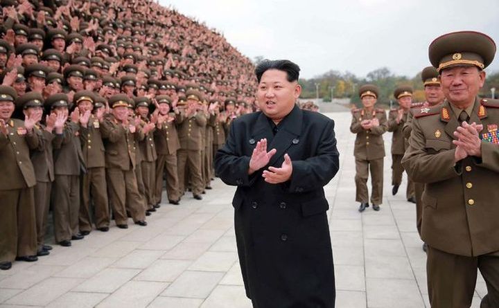 Liderul nord-coreean Kim Jong-un împreună cu ofiţeri de la academia militară.