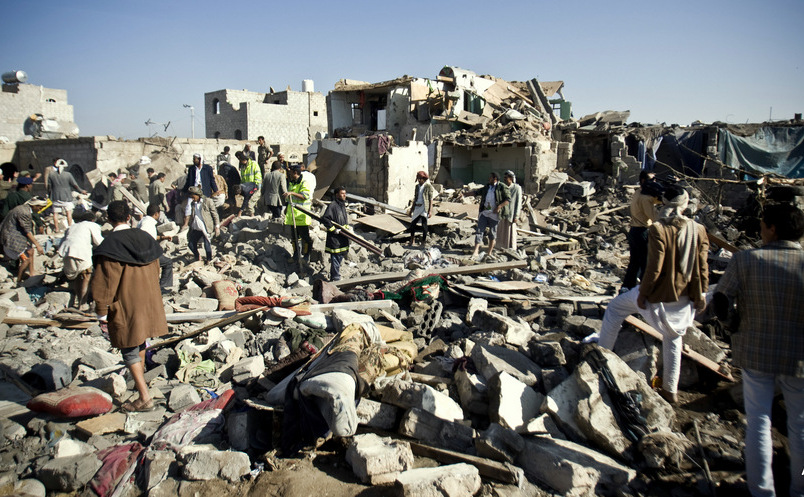 Case distruse de lovituri aeriene saudite în apropiere de aeroportul Sanaa din Yemen, 26 martie 2015.