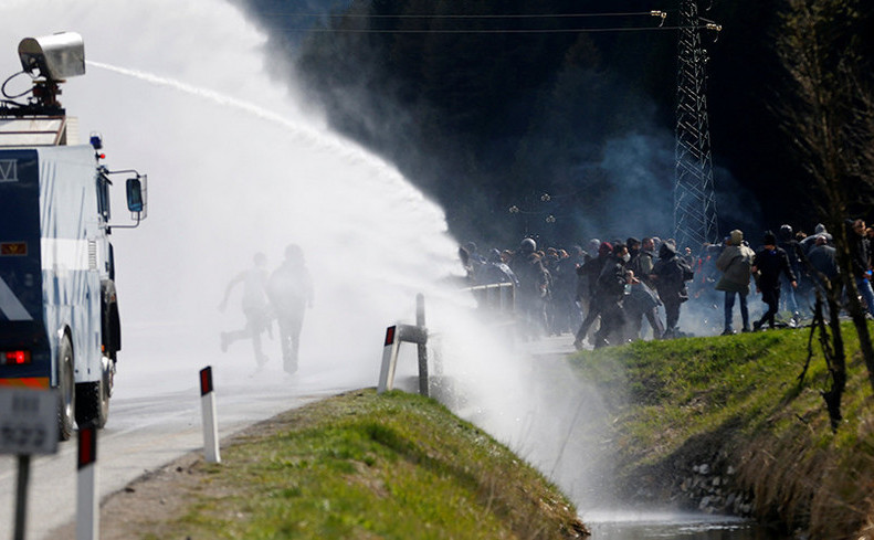 Ciocniri violente între manifestanţi italieni şi forţele de ordine la Pasul Brenner dintre Austria şi Italia, 7 mai 2016.