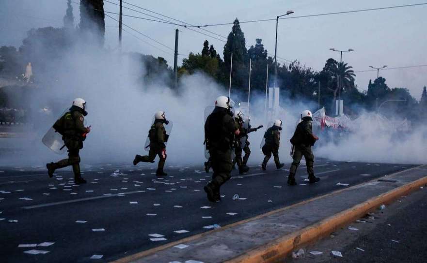 Ciocniri violente între poliţie şi manifestanţi în Atena, 8 mai 2016.