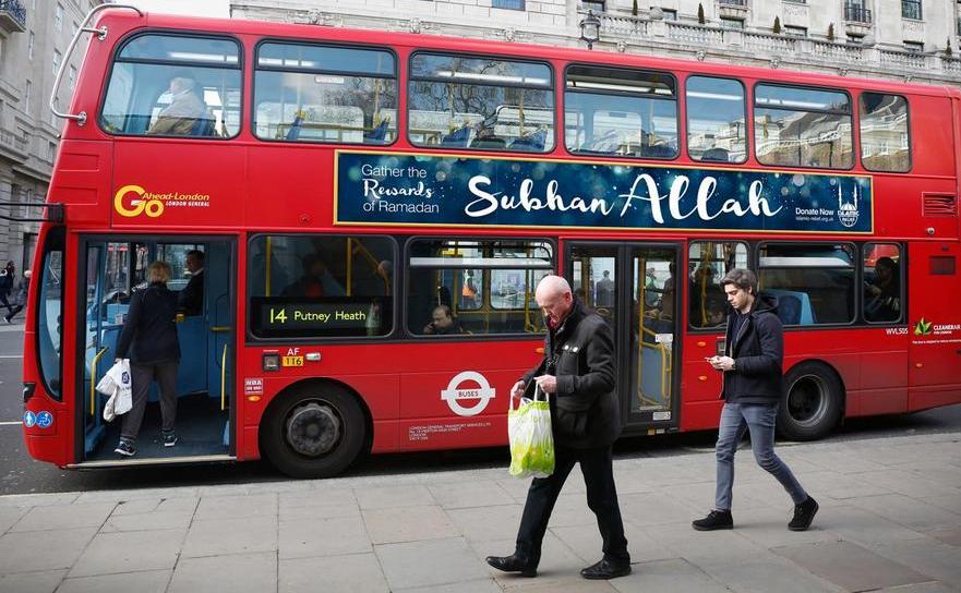 Autobuz britanic decorat cu sloganul “Glorie lui Allah”, ca parte a unei campanii mediatice ce va fi lansată în 23 mai pe cuprinsul Marii Britanii de către organizaţia britanică Islamic Relief. (Captură Foto)