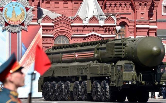 Un    sistem de rachete RS-24 Yars participă la o paradă în Piaţa Roşie din    Moscova, 9 mai 2016, cu ocazia celebrării Zilei Victoriei.