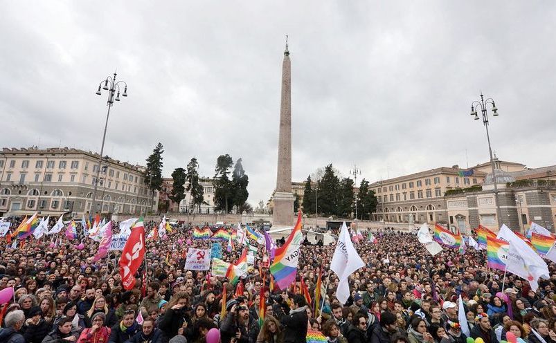 Susţinători ai asociaţiilor LGBT participă în 5 martie 2016 la un protest în centrul Romei împotriva unui proiect de lege asupra uniunilor civile adoptat recent de Senatul italian. Această legislaţie a fost adoptată în 11 mai de către Camera Deputaţilor. (Captură Foto)