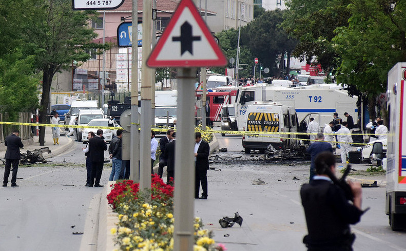 Poliţia turcă examinează scena unui atac cu o maşină capcană în apropiere de o unitate militară în Istanbul, 12 mai 2016. (Captură Foto)