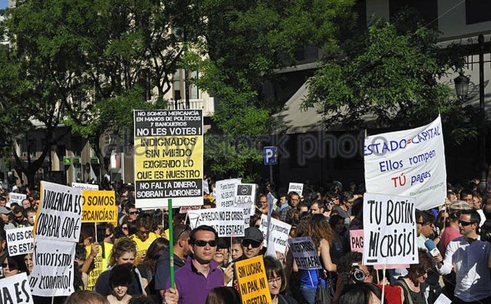 Mii de oameni mărşăluiesc în Madrid pentru a marca cea de-a 5-a aniversare a miscării Indignados, 15 mai 2016.
