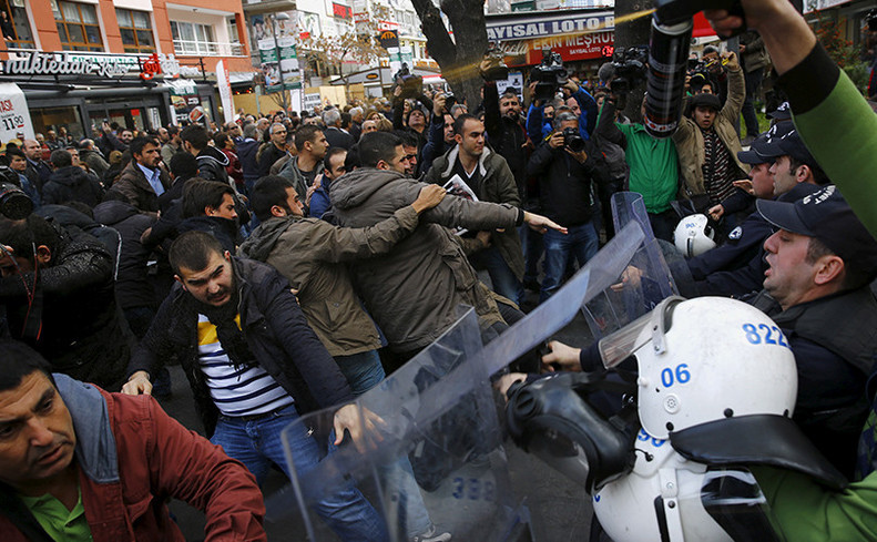 Ciocniri violente între poliţia turcă şi manifestanţi în timpul unui protest împotriva arestării jurnaliştilor Can Dundar şi Erdem Gul în Ankara, 27 noiembrie 2015. (Captură Foto)