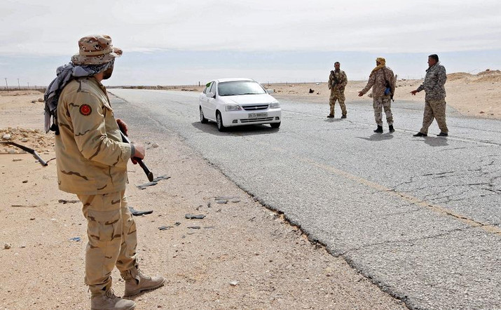 Soldaţii libieni, care păzesc un avanpost militar în Wadi Bey, controlează un automobil la vest de oraşul Sirte, care este ocupat de Statul Islamic, 23 februarie 2016.