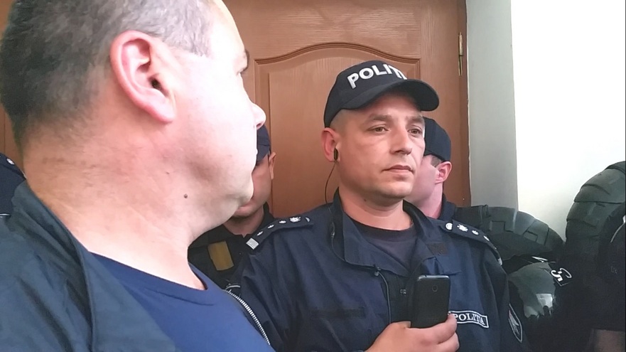 Poliţiştii filmează susţinătorii celor arestaţi