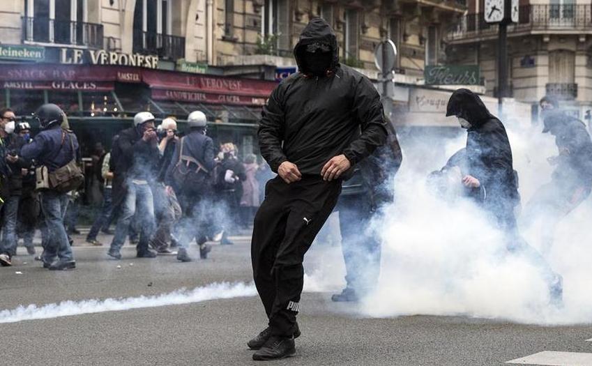 Ciocniri violente între manifestanţi şi poliţie în Paris, 17 mai 2016. (Captură Foto)