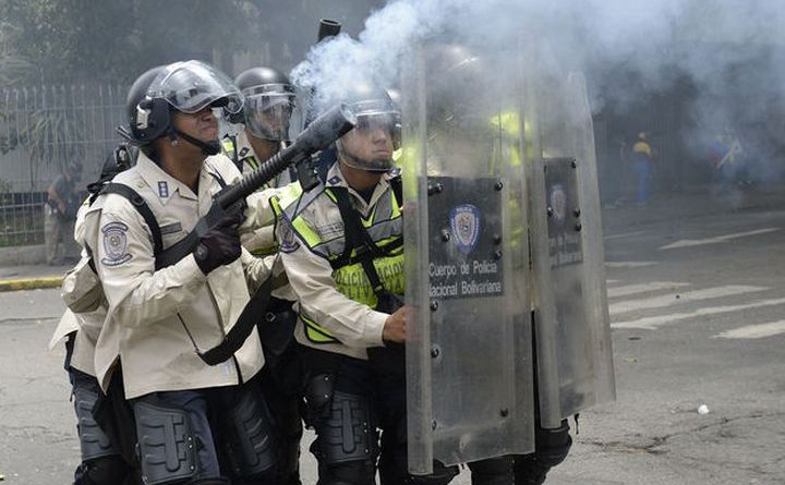 Poliţia foloseşte gaze lacrimogene în timpul unui protest anti-guvern în Caracas, Venezuela, 18 mai 2016.