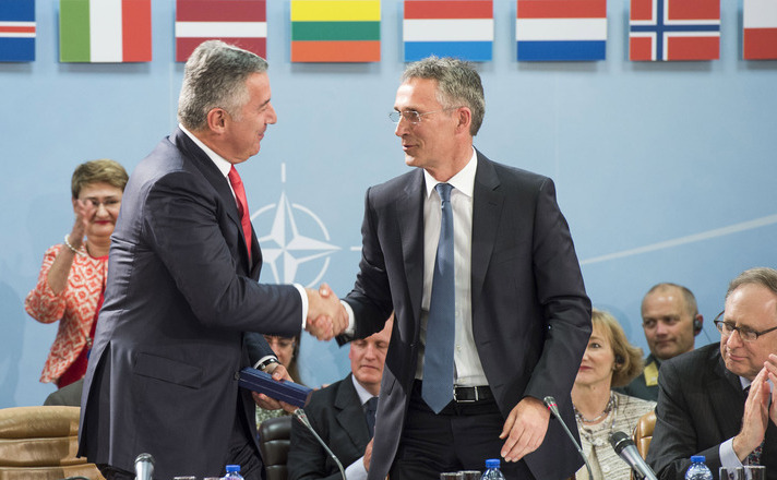 Premierul muntenegrean Milo Djukanovic (st) şi secretarul general al NATO, Jens Stoltenberg, la întâlnirea miniştrilor de externe ai statelor NATO în Bruxelles, 19 mai 2016.