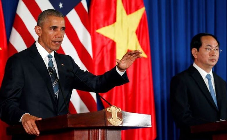 Preşedintele american Barack Obama (st) participă la o conferinţă de presă cu omologul său vietnamez Tran Dai Quang la Palatul Prezidenţial din Hanoi, Vietnam, 23 mai 2016.