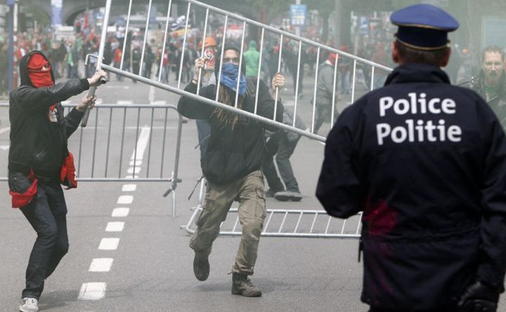 Ciocniri violente în poliţie şi manifestanţi în Bruxelles, 24 mai 2016.