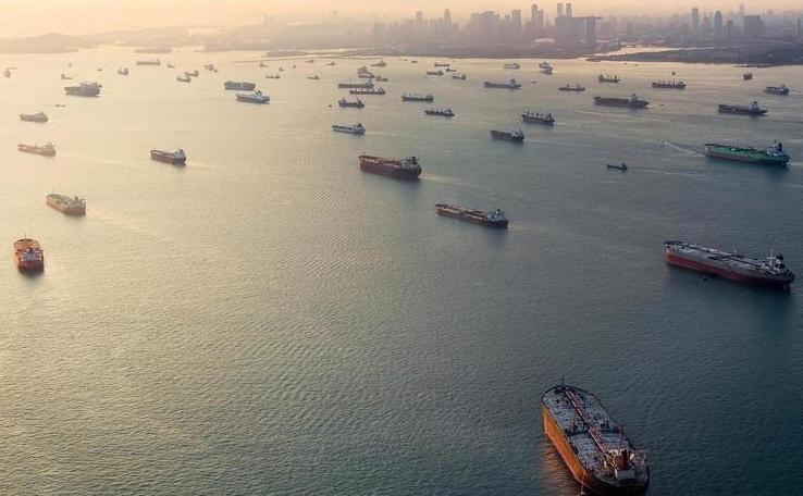 Petroliere ancorate lângă Singapore.