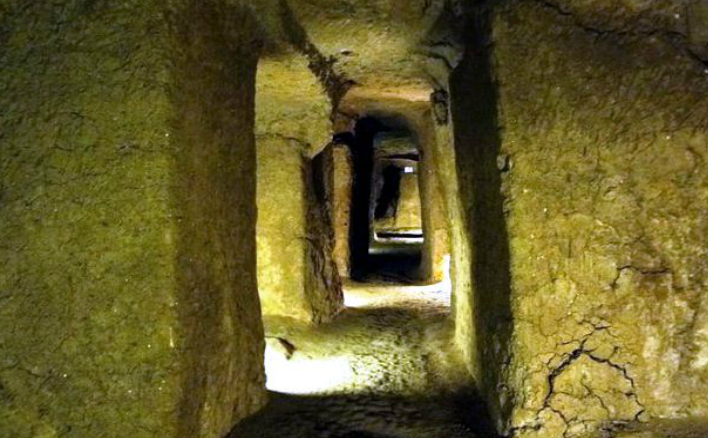 Adâncimea oraşului antic Noosh Abad variază de la 4 la 18 de metri, dezvoltându-se  pe trei niveluri, iar o reţea extinsă de tuneluri permitea să se ajungă  oriunde în oraş, fără a fi văzut.