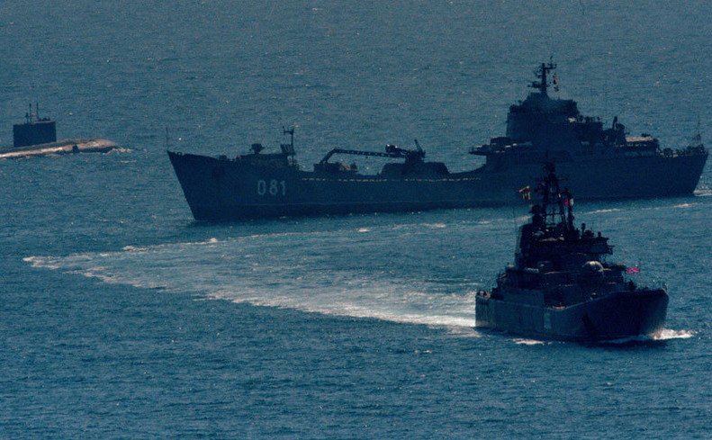Navele ruseşti Amiral Nevelskoi (prim plan) şi Nikolai Vilkov şi un submarin diesel-electric din clasa Varshavianka.