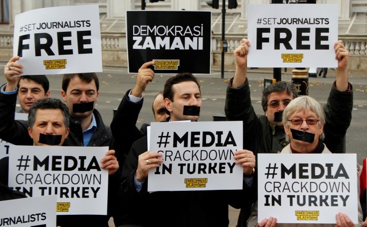 Protest în Londra împotriva încălcării libertăţii mass mediei în Turcia.
