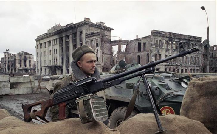 Soldat rus în Cecenia, decembrie 1994. (Captură Foto)