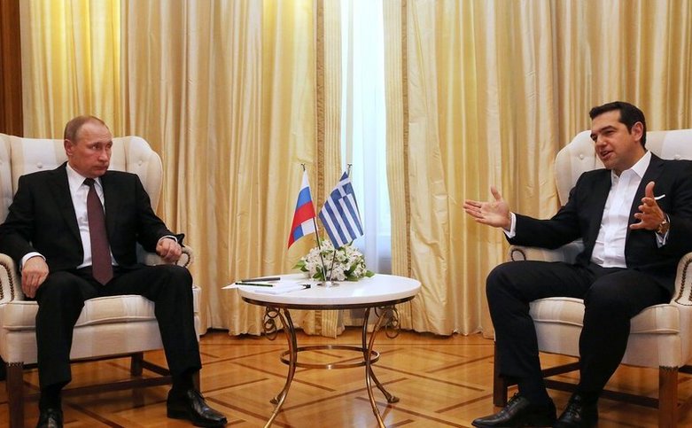 Premierul elen Alexis Tsipras (dr) discută cu preşedintele rus Vladimir   Putin în timpul întâlnirii lor de la Vila Maximos din Atena, 27 mai   2016.