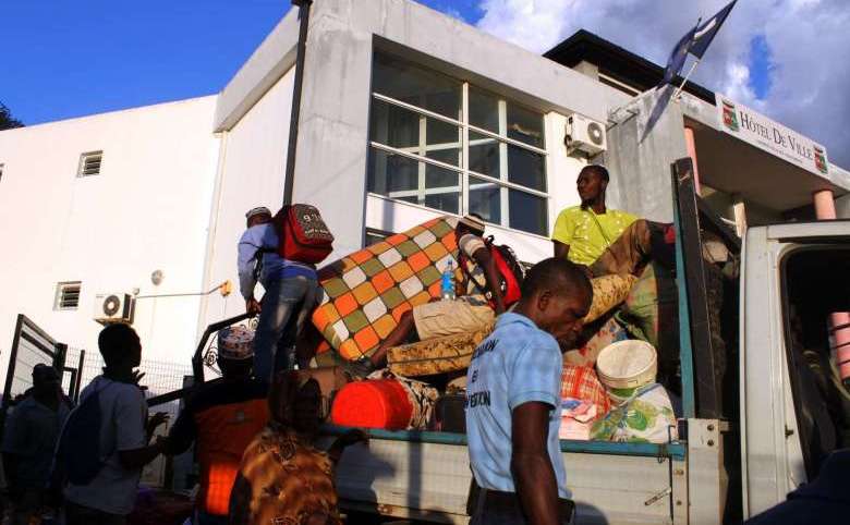 Refugiaţi îşi adună lucrurile în 29 mai 2016 după ce au fost evacuaţi din locuinţele lor din satul Ouangani, teritoriul francez Mayotte. (Captură Foto)