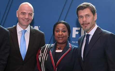 Preşedintele FIFA, Gianni Infantino alături de Fatma Samoura şi Zvonimir Boban (FIFA.com)