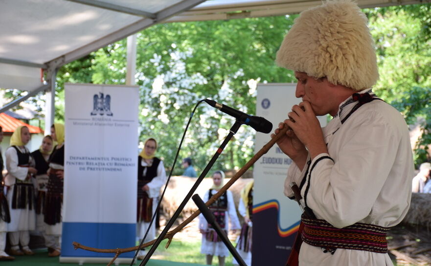 Stefan Radovic, solist la instrumente de suflat, ansamblul din Metovnica, Timoc (Serbia)- cântând din creangă de soc, de Ziua Românilor de Pretudindeni, la Muzeul Satului, Bucureşti (Paul Ranete)