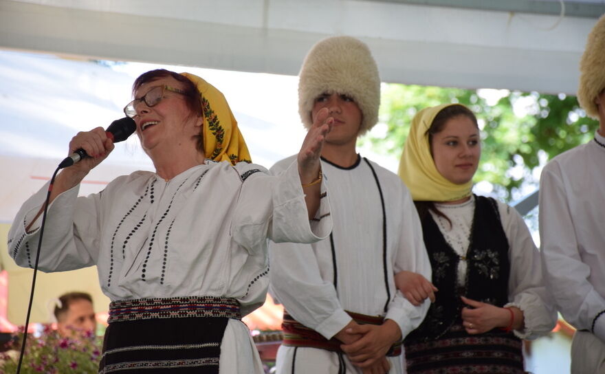 Solista vocala a ansamblului din Metovnica, Valea Timocului (Serbia), de Ziua Romanilor de Pretutindeni, Muzeul Satului, Bucuresti (Paul Ranete)