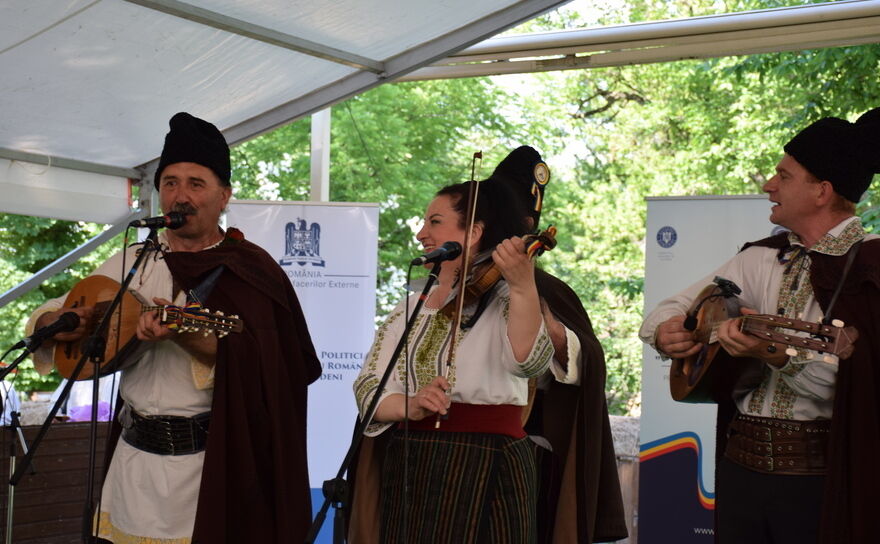 Ansamblul de cobzari „Ştefan Vodă” din Căpriana, Basarabia, de Ziua Românilor de Pretutindeni, Muzeul Satului, Bucureşti (Paul Ranete)