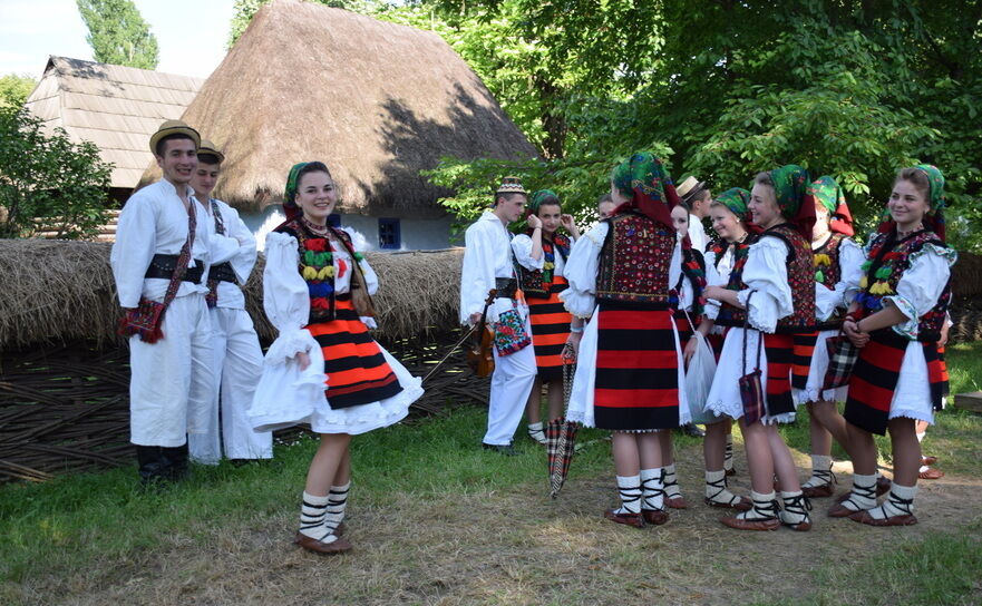 Tineri dansatori din formaţia Speranţa, din Slatina/Solotvino, Maramureşul istoric, (Ucraina), de Ziua Românilor de Pretutindeni, Muzeul Satului (Paul Ranete)