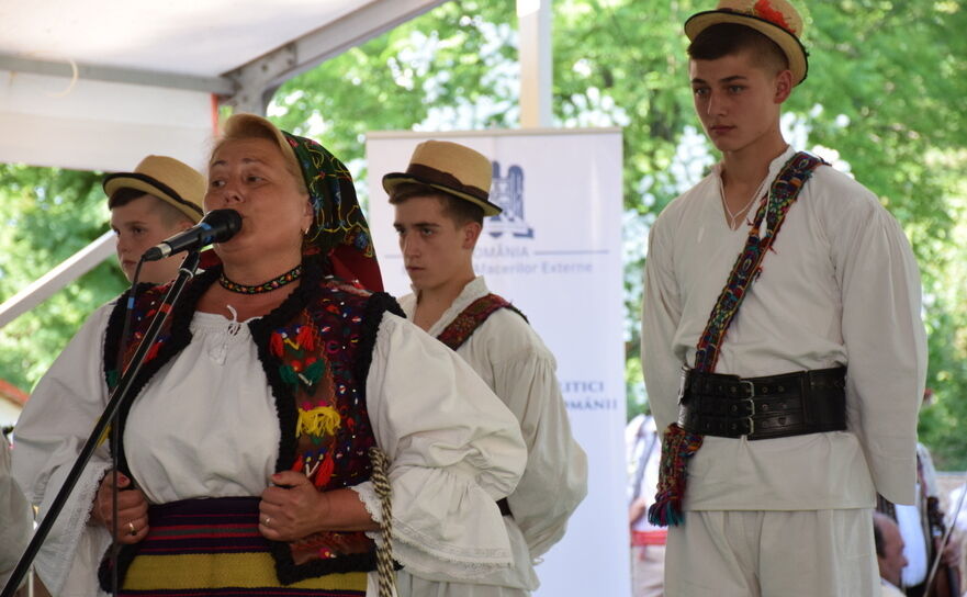 Ileana Şiman, solista formaţiei Speranţa din Solotvino/Slatina (Ucraina), de Ziua Românilor de Pretutindeni, Muzeul Satului (Paul Ranete)