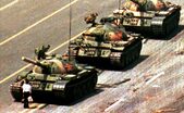 Un bărbat chinez, numit omul-tanc, împiedică o coloană de tancuri să ajungă în Piaţa Tiananmen din Beijing, în 5 iunie 1989. (Charlie Cole)