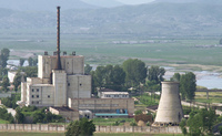 O centrala nord-coreeană din Yongbyon, 27 iunie 2008, înainte să se demoleze un turn de răcire (în dreapta). (Captură Foto)