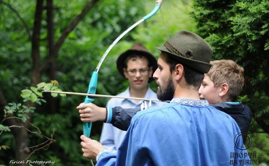 Petrecere câmpenească în cadrul programului Adoptă un ţăran (Adoptă un ţăran, Facebook)