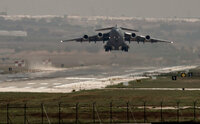 Avion american decolează de la baza aeriană din Incirlik, sudul Turciei (foto de arhivă) (Captură Foto)