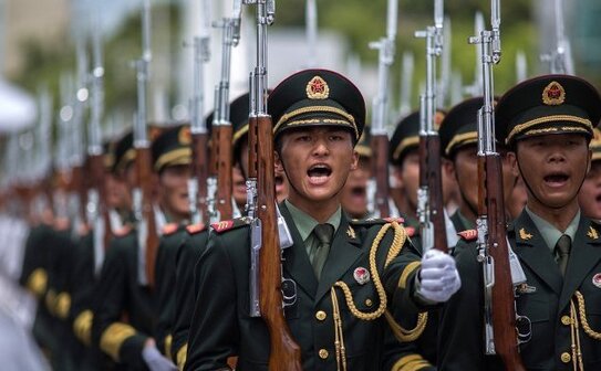 Soldaţii armatei populare de eliberare pe 1 iulie 2013 în Hongkong
  (Foto: Lam Yik Fei/Getty Images – Epoch Times Germania)