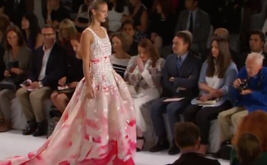 Rochie din colecţia creatoarei de modă aamerican Carolina Herrera (Youtube.com)