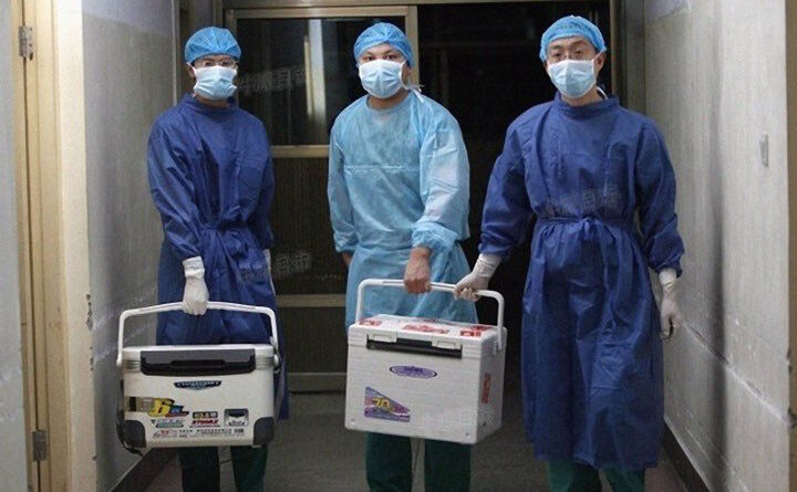 Medici chinezi cărând recipiente cu organe transplantate la un spital din provincia Henan, 16 august 2012 (Captură Sohu.com)