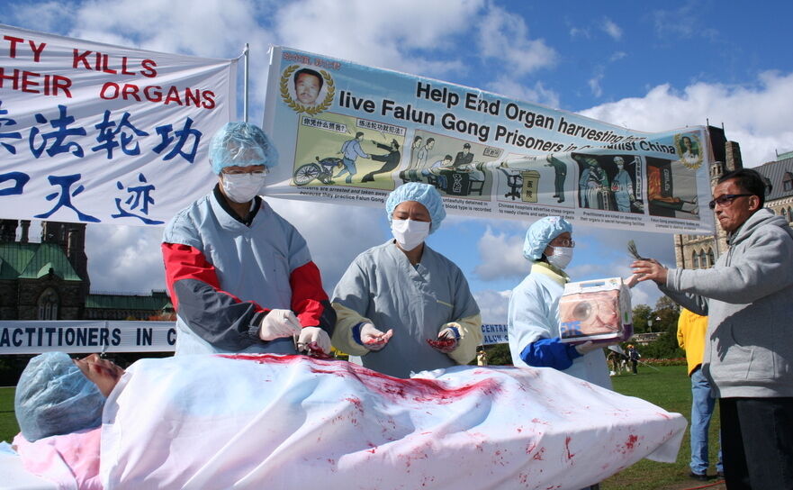 O reconstituire a practicii recoltării de organe din China pusă în scenă de aderenţii Falun Gong, în timpul unui miting din Ottawa, Canada, 2008. (Epoch Times)