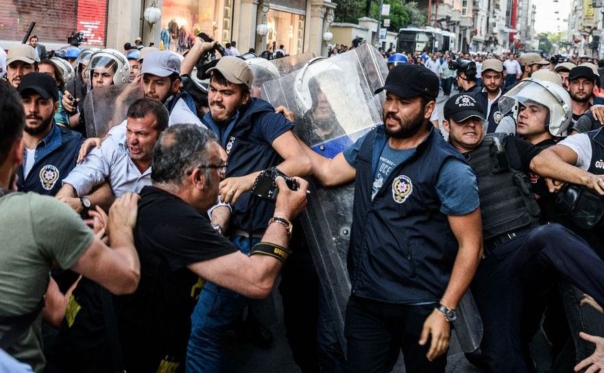 Ciocniri între manifestanţi şi poliţişti în Istanbul cu ocazia celei de-a treia aniversări a protestelor din Parcul Gezi, 31 mai 2016. (Captură Foto)