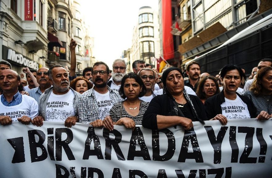 Manifestanţii mărşăluiesc în Istanbul cu ocazia celei de-a treia aniversări a protestelor din Parcul Gezi, 31 mai 2016.