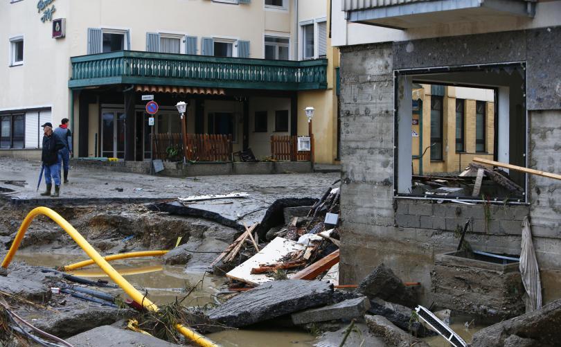 Străzi distruse de inundaţii în oraşul german Simbach am Inn, 1 iunie 2016. (Captură Foto)
