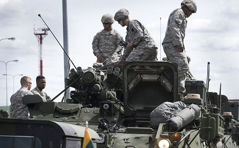 Membri ai Gărzii Naţionale americane din Pennsylania descarcă echipamente militare la sosirea pe aerportul din capitala lituaniană Vilnius, 5 iunie 2016.